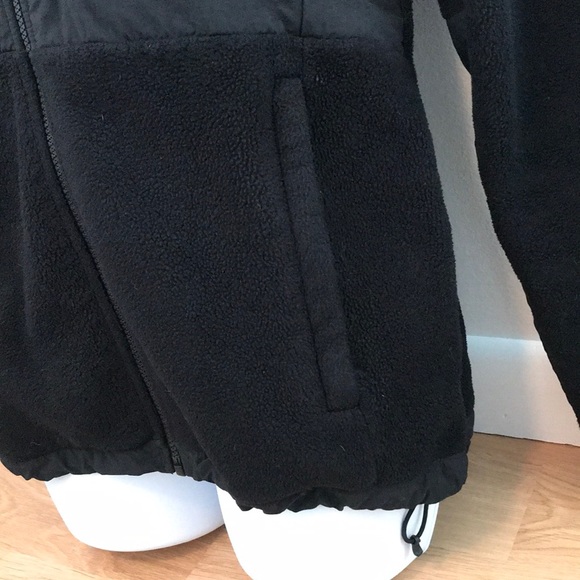 Black north face jacket PRICE NEGOTIABLE!!🥰 - Picture 4 of 8
